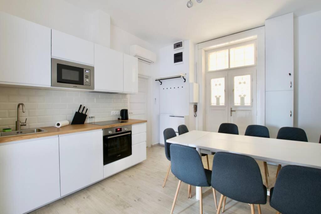 Premium Apartment By Hi5 - Astoria 4 Bedroom บูดาเปสต์ ภายนอก รูปภาพ