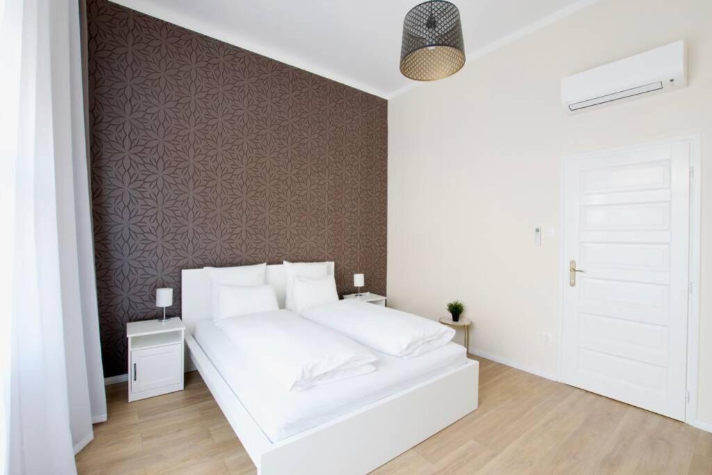 Premium Apartment By Hi5 - Astoria 4 Bedroom บูดาเปสต์ ภายนอก รูปภาพ