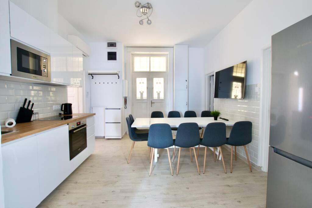 Premium Apartment By Hi5 - Astoria 4 Bedroom บูดาเปสต์ ภายนอก รูปภาพ
