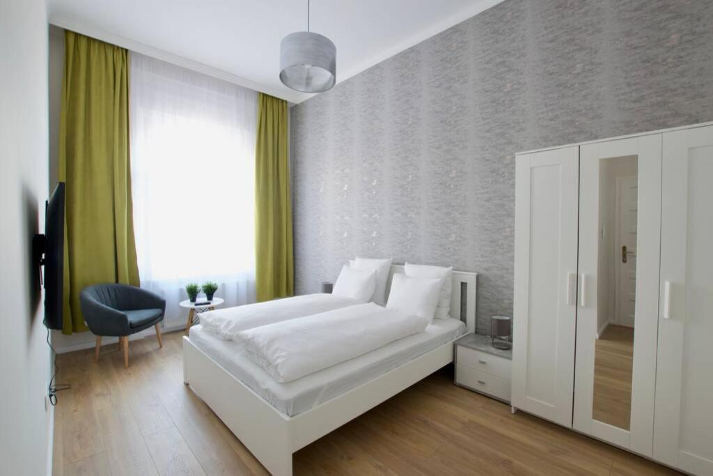 Premium Apartment By Hi5 - Astoria 4 Bedroom บูดาเปสต์ ภายนอก รูปภาพ